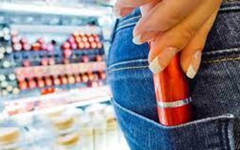 Ruba cosmetici in un negozio insieme alle amiche, arrestata una 23enne