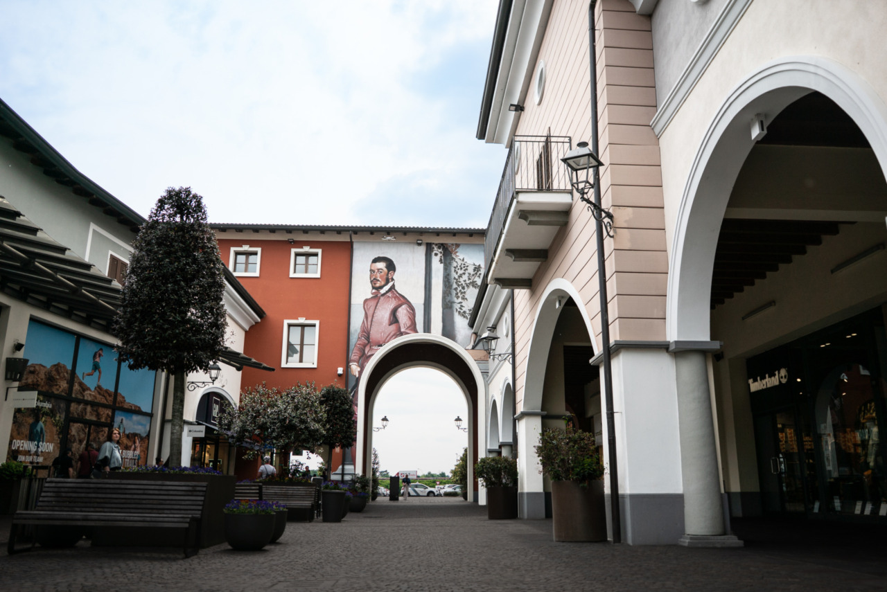Protetto: Franciacorta Designer Village, la street art arricchisce il centro commerciale