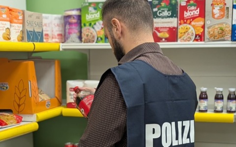 Prodotti alimentari scaduti in vendita e nel frigorifero, scattano diecimila euro di multa