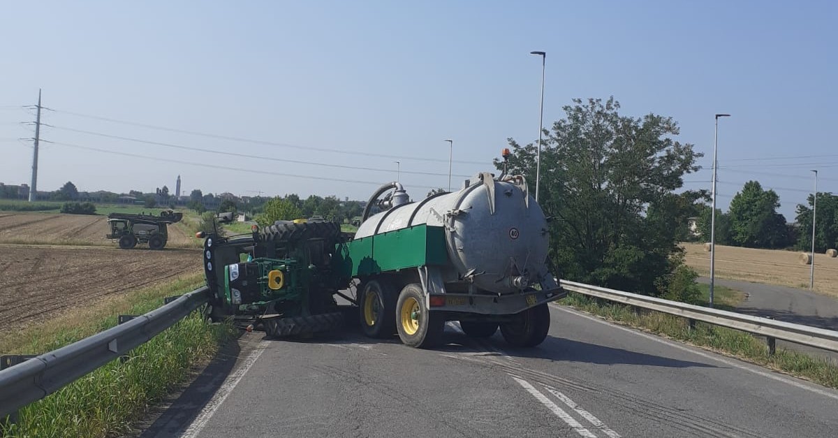 Trattore si ribalta