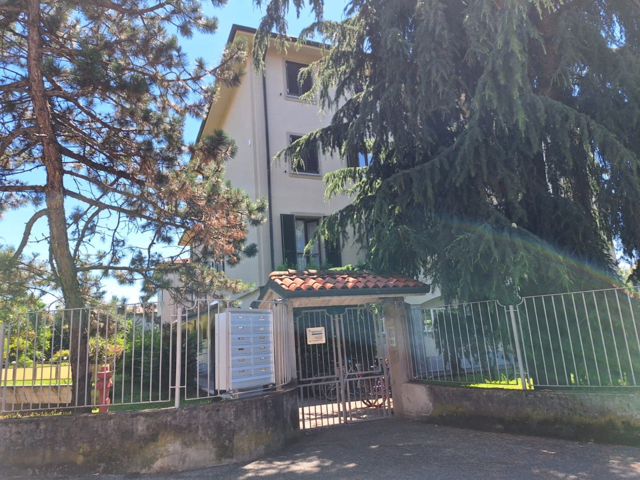 Lite in casa finisce a coltellate, in via Manzoni arrivano i carabinieri