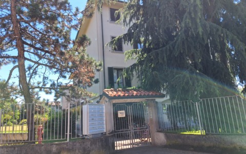 Lite in casa finisce a coltellate, in via Manzoni arrivano i carabinieri