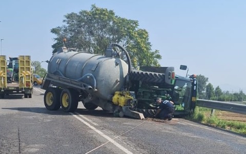 Trattore si ribalta sulla Sp 132, ferito il conducente 60enne
