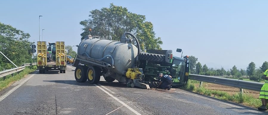 Trattore si ribalta sulla Sp 132, ferito il conducente 60enne