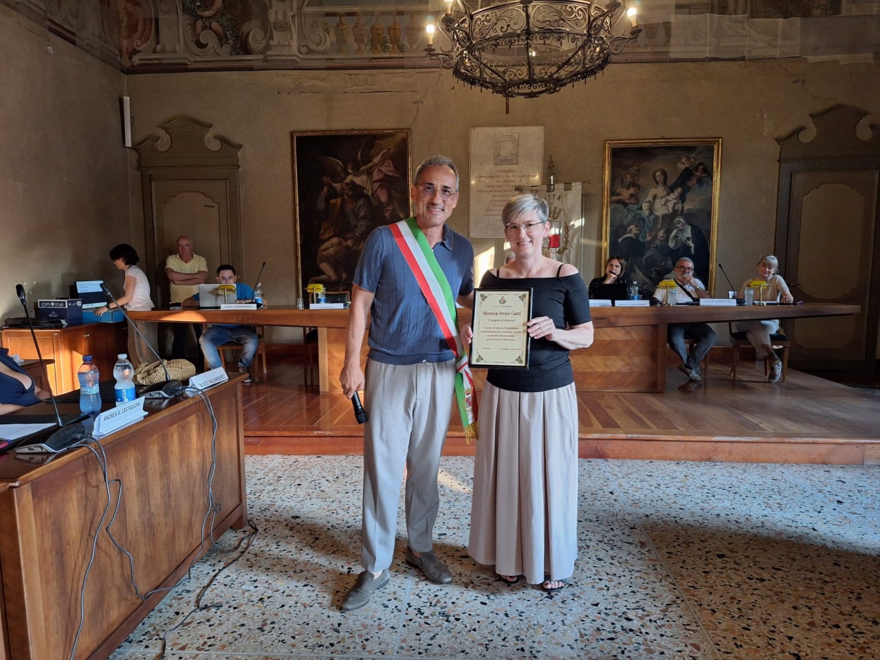 Dopo 37 anni la storica cartolaia Monica Gatti saluta: “Il negozio è stato la mia seconda casa”