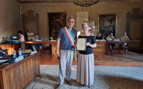 Dopo 37 anni la storica cartolaia Monica Gatti saluta: “Il negozio è stato la mia seconda casa”