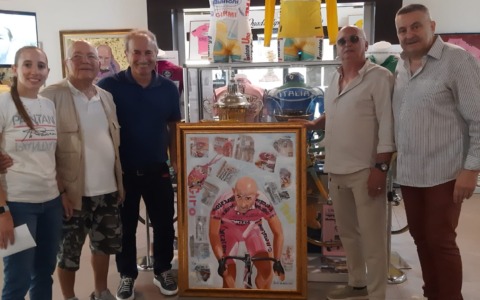 A Cesenatico il tributo di Saulo Ambrosini a Marco Pantani: un ritratto per tenere viva la memoria