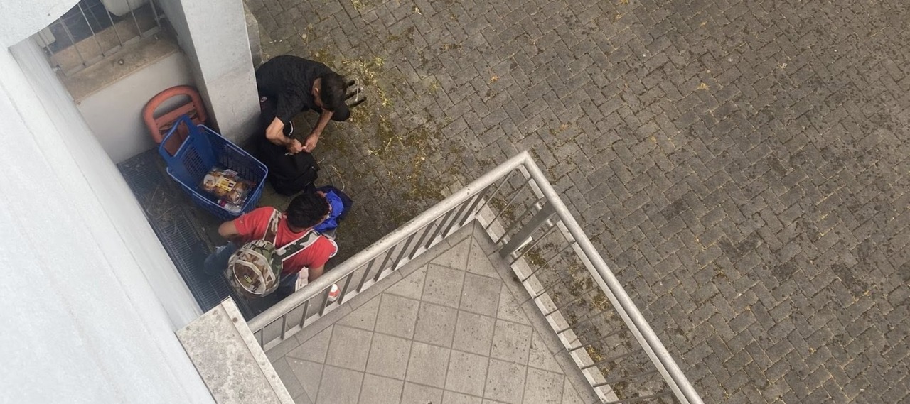 Romano: “Uomini ubriachi sotto la palazzina, situazione insostenibile”, la denuncia dei residenti in via Pigola