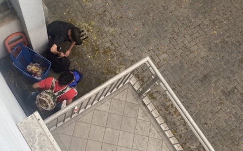 Romano: “Uomini ubriachi sotto la palazzina, situazione insostenibile”, la denuncia dei residenti in via Pigola
