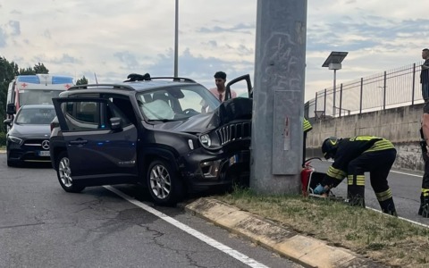Auto contro un palo nel sottopasso di via Balilla: due donne ferite lievemente