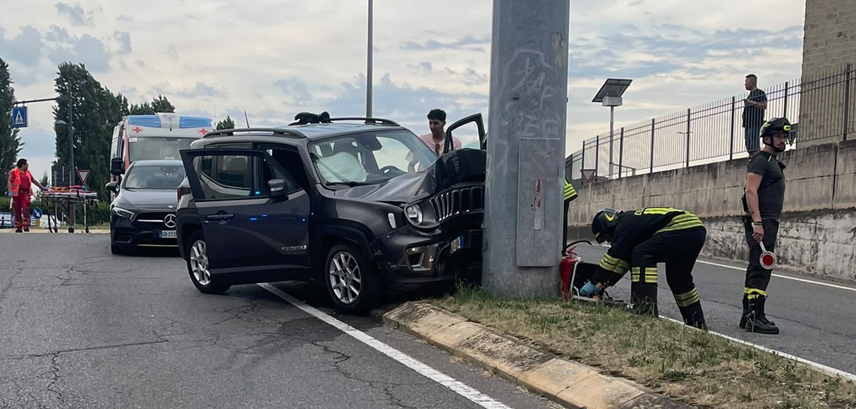 Auto contro un palo nel sottopasso di via Balilla: due donne ferite lievemente