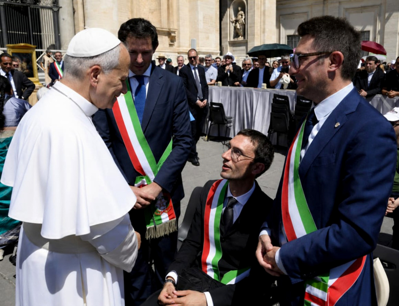 Tre comunità in visita a Papa Leone XIV, in dono una statua della Vergine