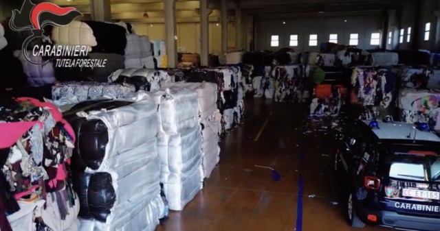 Traffico illecito di rifiuti tessili: sequestrato a Spirano un capannone con 925 tonnellate di tessuti