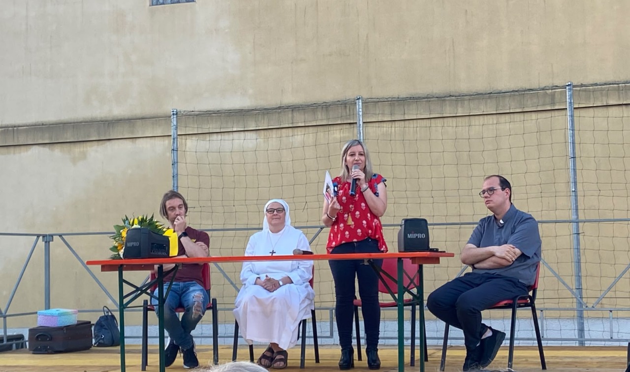 Alessia ora “vive” con i suoi capelli: un viaggio spirituale tra le pagine del libro di mamma Manuela