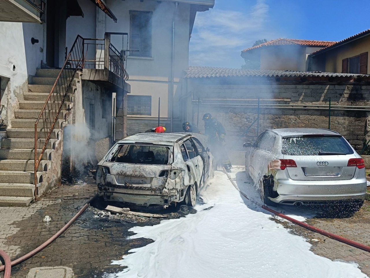 Rogo in via Ghidini, le fiamme divorano due auto