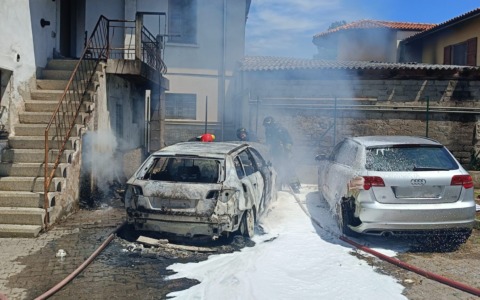 Rogo in via Ghidini, le fiamme divorano due auto