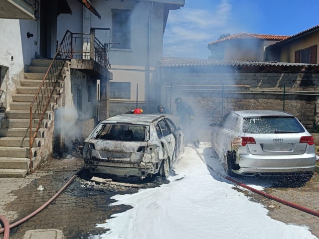 Rogo in via Ghidini, le fiamme divorano due auto