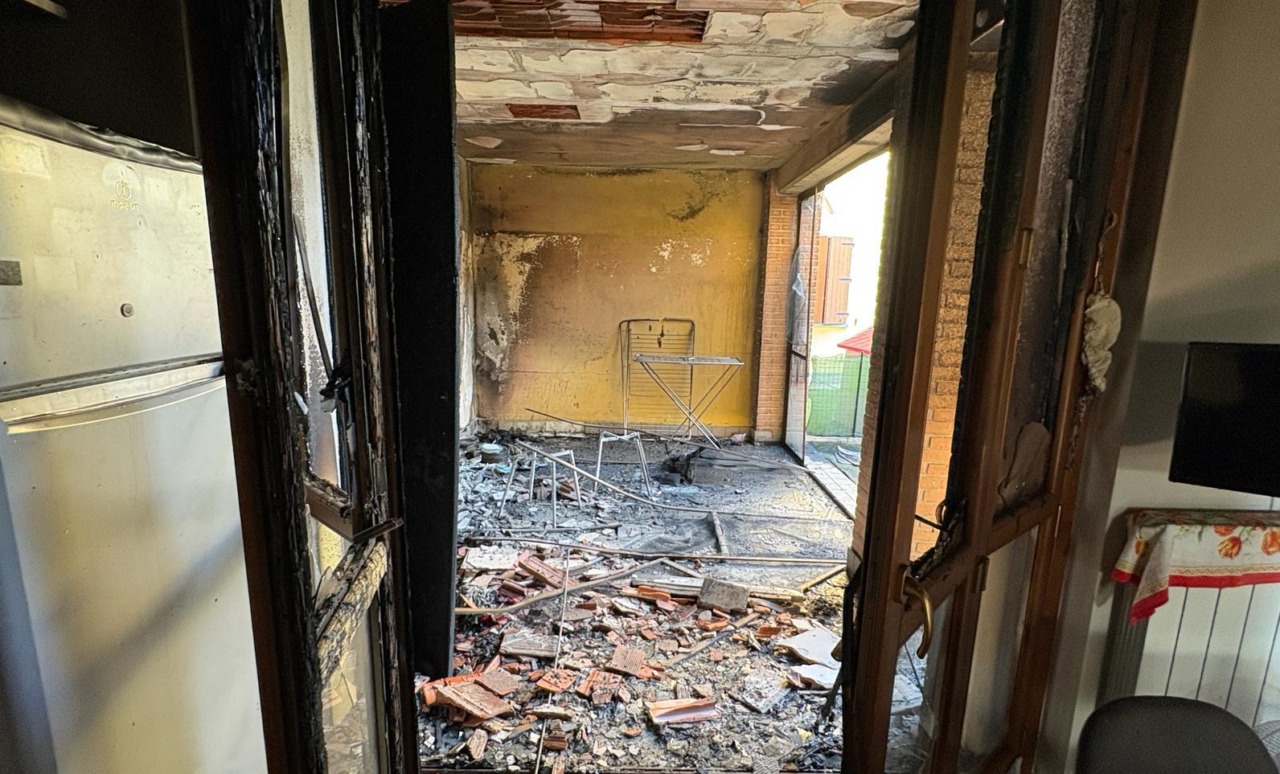 Esplosione in casa, scoppia un incendio. Carabinieri sul posto con l’idrante