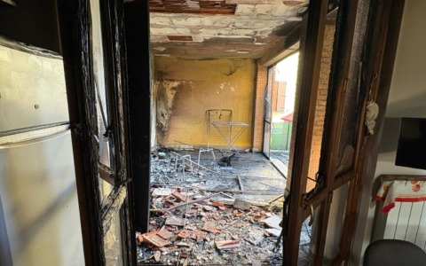 Esplosione in casa, scoppia un incendio. Carabinieri sul posto con l’idrante