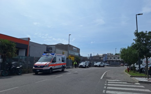 Derubato mentre fa la spesa al Lidl, arrivano Polizia locale e ambulanza