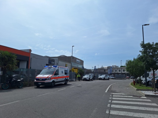Derubato mentre fa la spesa al Lidl, arrivano Polizia locale e ambulanza