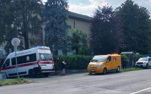 Dopo una lite giovane sfonda il finestrino di un’auto con un pugno, anziano ferito