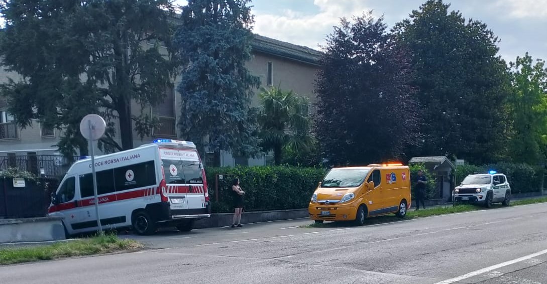 Dopo una lite giovane sfonda il finestrino di un’auto con un pugno, anziano ferito