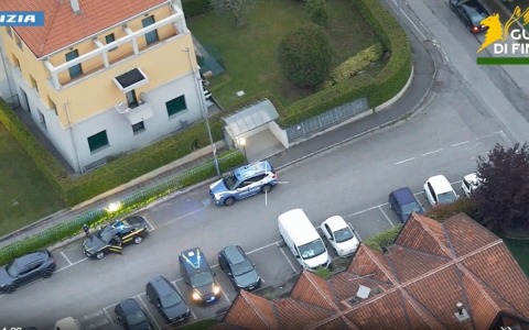 Uno “schema Ponzi” per truffare appassionati di auto di lusso