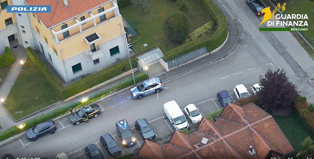 Uno “schema Ponzi” per truffare appassionati di auto di lusso