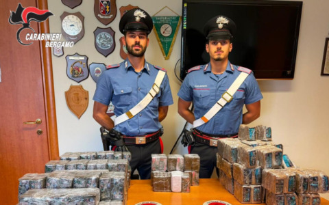 Maxi sequestro a Suisio: i carabinieri scovano 79 chili di hashish in un suv rubato