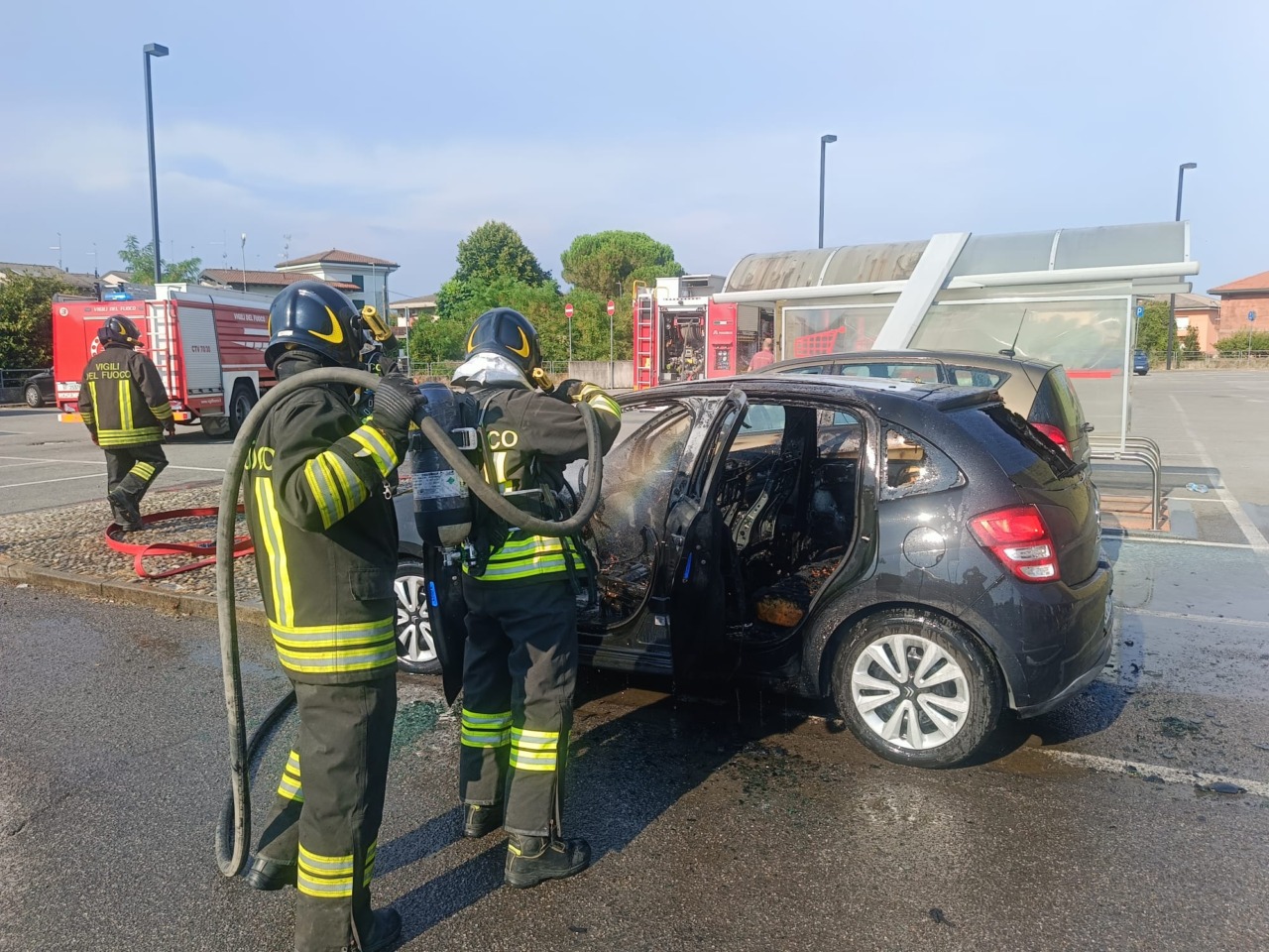 Rogo davanti al supermercato, a fuoco due auto