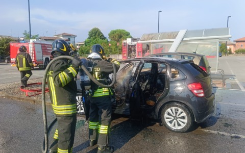 Rogo davanti al supermercato, a fuoco due auto