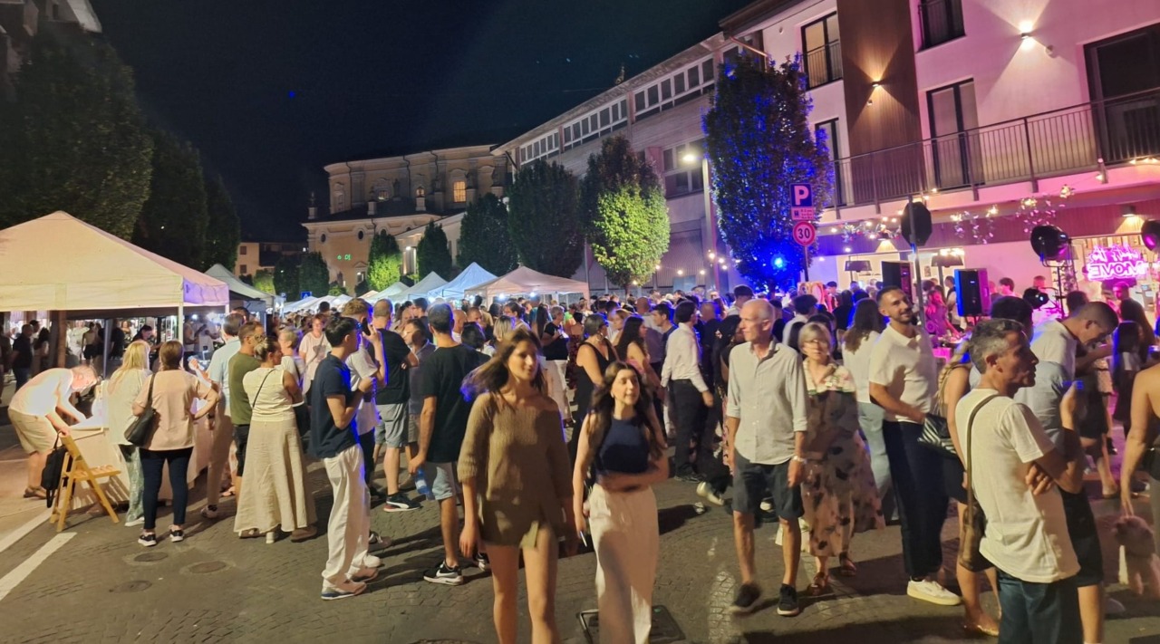 “Notte bianca”, in migliaia invadono il borgo