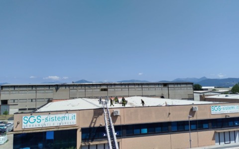 Il vento scoperchia una cartiera a Calcinate: tetto divelto e finito sulle aziende vicine