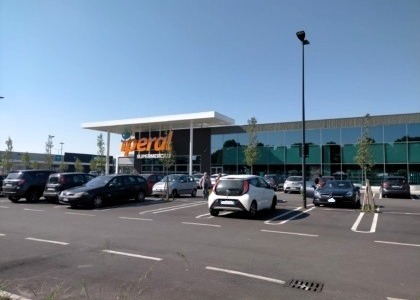 Lite tra due uomini al supermercato, fuori arrivano amici e parenti e scoppia il caos: 21enne ferito