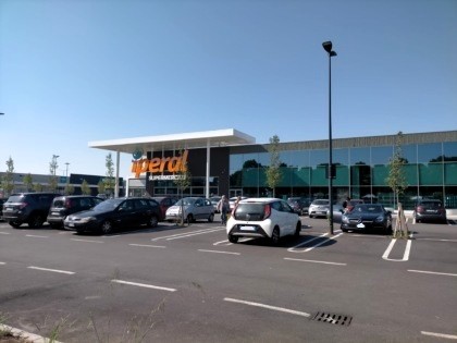 Lite tra due uomini al supermercato, fuori arrivano amici e parenti e scoppia il caos: 21enne ferito