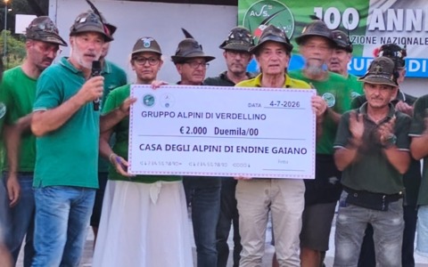 Dalle Penne nere di Verdellino duemila euro per sostenere la “Casa degli Alpini” di Endine