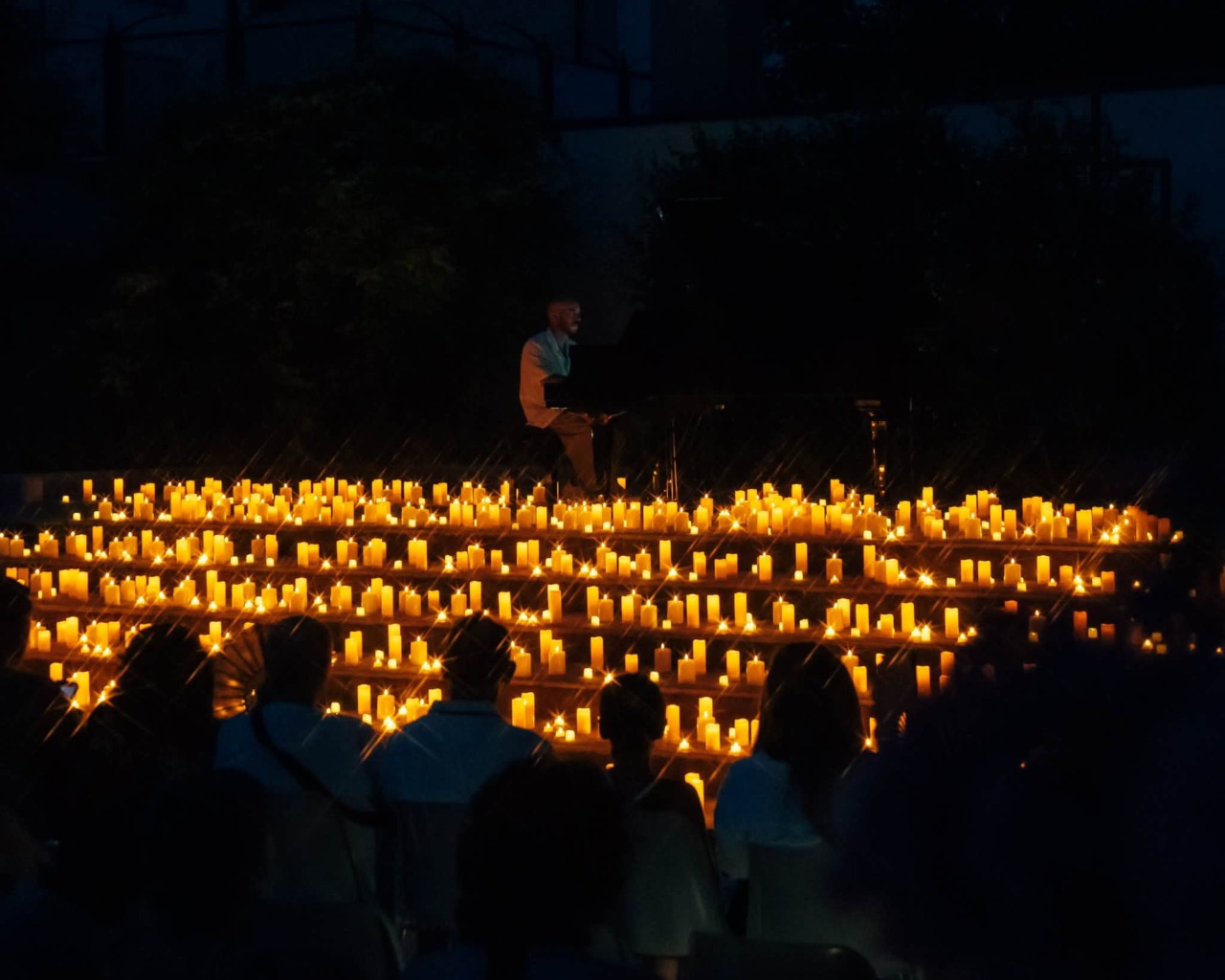 Oltre mille candele e il pianoforte di Raffaele Lohn: piazza Manetta diventa un palcoscenico sotto le stelle