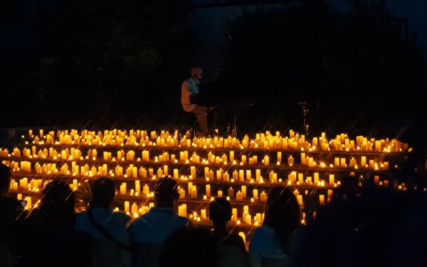 Oltre mille candele e il pianoforte di Raffaele Lohn: piazza Manetta diventa un palcoscenico sotto le stelle