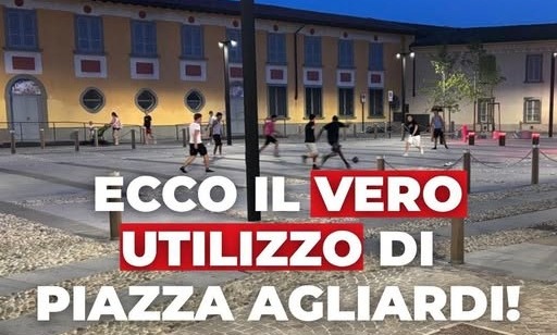 Ragazzi giocano a calcio in piazza e scoppia il caso