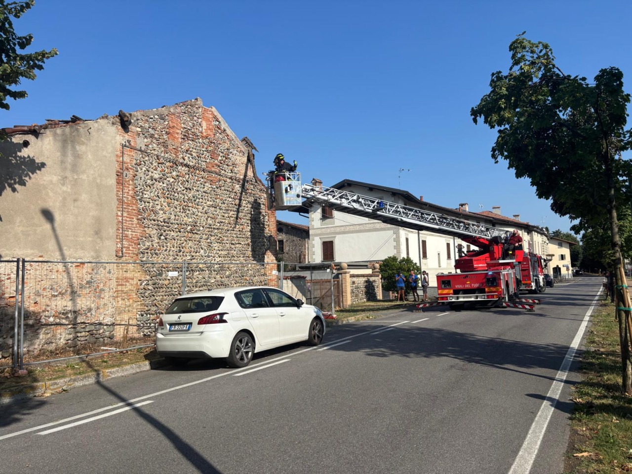Cascina crolla sotto la violenza delle raffiche di vento