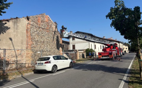 Cascina crolla sotto la violenza delle raffiche di vento