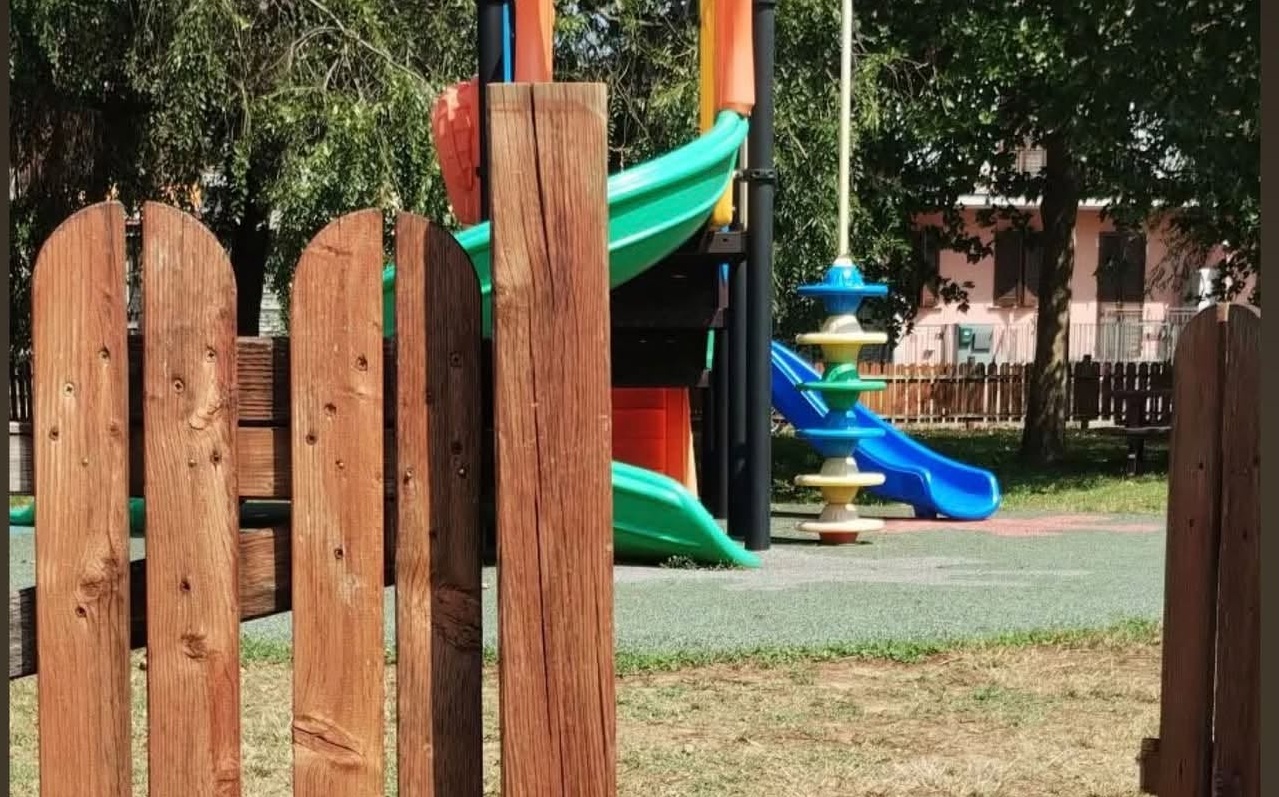 Antegnate, deiezioni canine all’ingresso del parco giochi: il sindaco Nava dice basta all’inciviltà