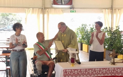 Barbata conferisce la cittadinanza onoraria a don Angelo Rossi