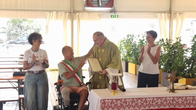 Barbata conferisce la cittadinanza onoraria a don Angelo Rossi