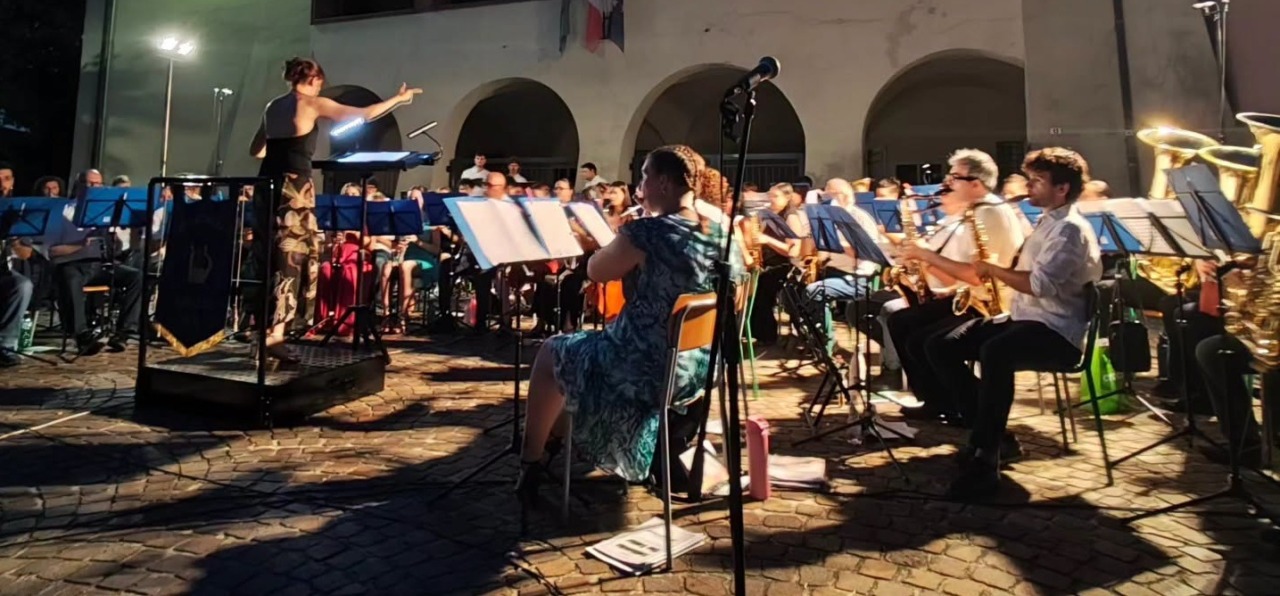 Il Corpo civico musicale emoziona: il concerto “Canzonissima” celebra 105 anni di storia