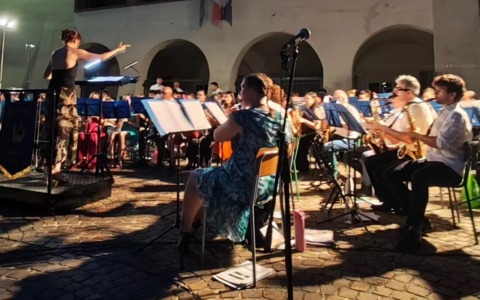 Il Corpo civico musicale emoziona: il concerto “Canzonissima” celebra 105 anni di storia