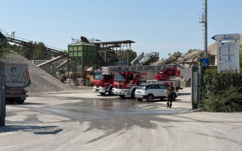 Malore sulla draga alle Cave Pesenti: grave operaio sessantenne trasportato in elisoccorso