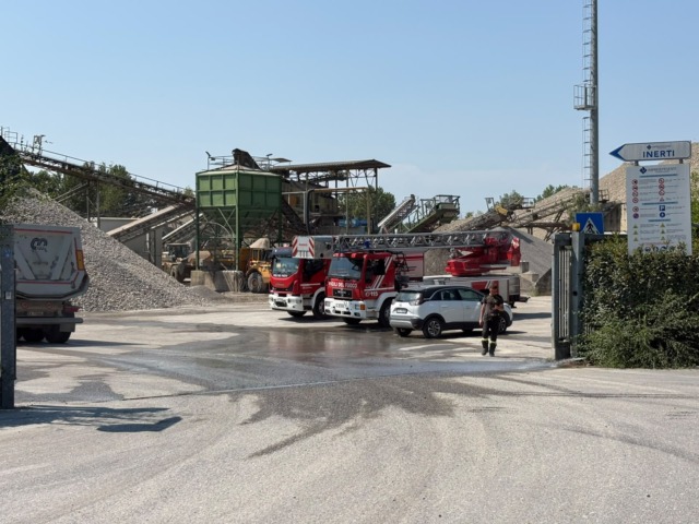 Malore sulla draga alle Cave Pesenti: grave operaio sessantenne trasportato in elisoccorso