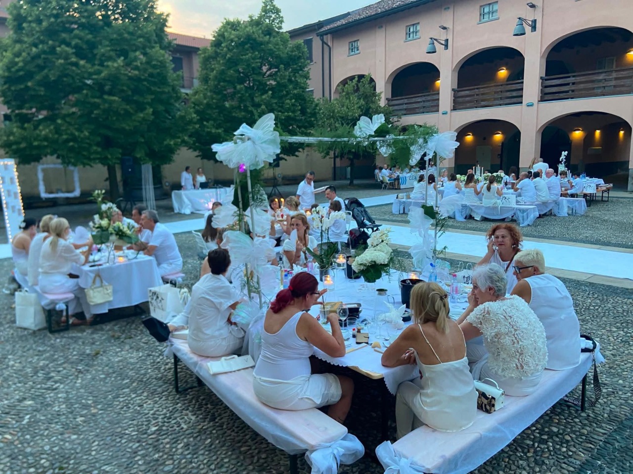 Buon cibo, convivialità e musica: successo per il secondo “White Party”